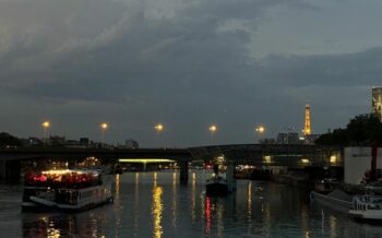 Eiffelturm bei der Einfahrt in Paris