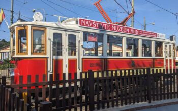 Fahrt mit Straßenbahn in Prag