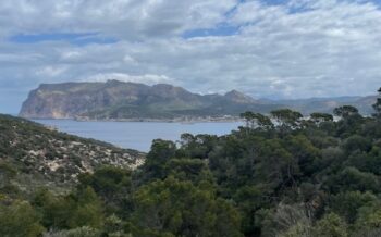 Wanderweg auf Mallorca mit Blick auf Meer und Landschaft