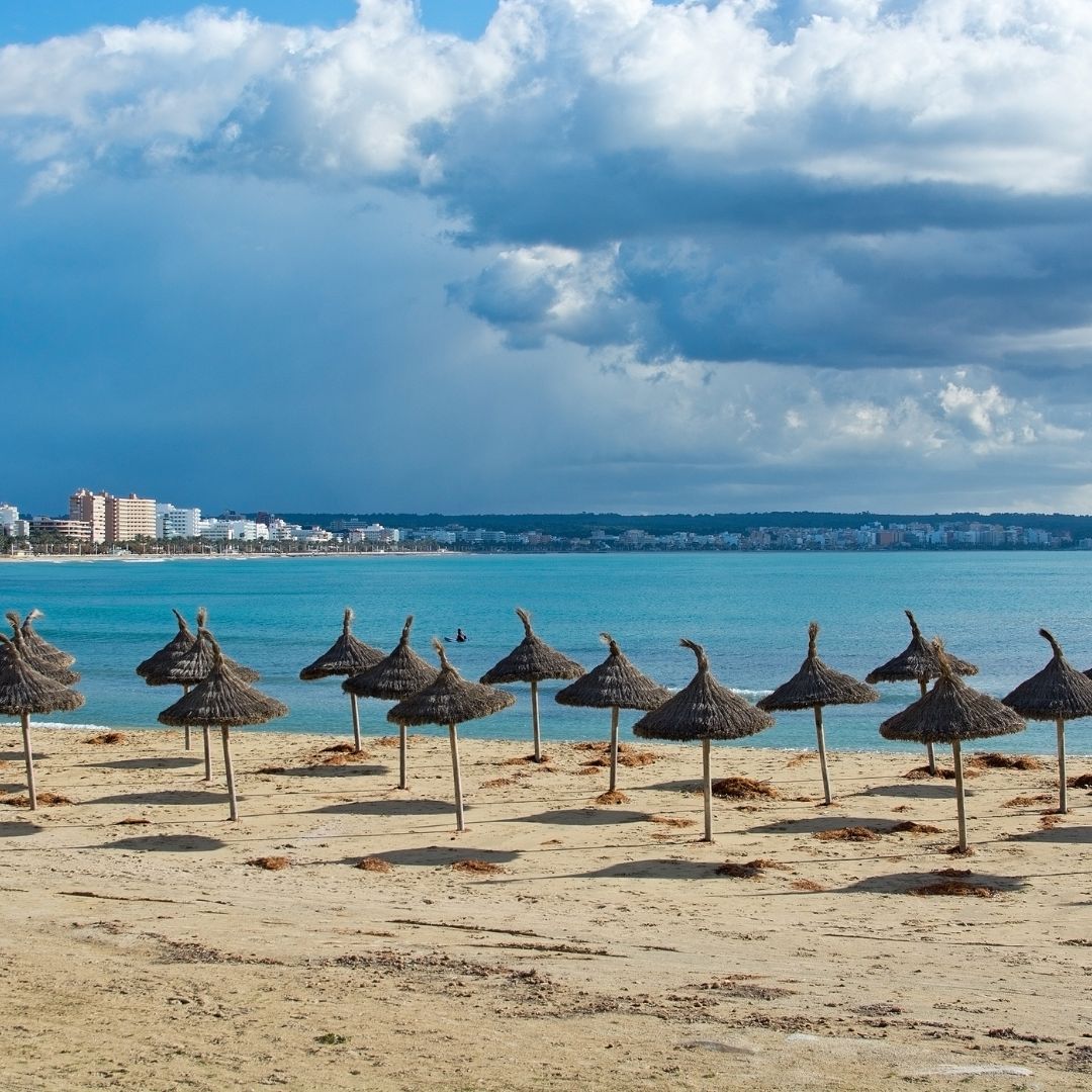 Sandstrand mit Stohschirmen in Palma de Mallorca