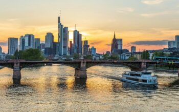 Skyline von Frankfurt am Main bei Sonnenuntergang