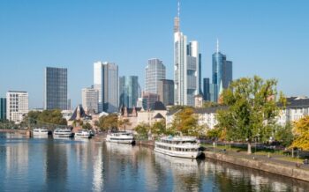 Skyline von Frankfurt am Main mit Schiffen