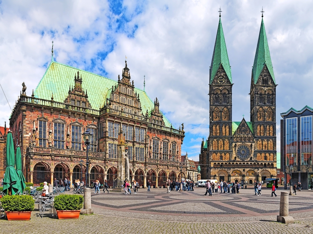 Panoramablick auf den Bremer Marktplatz mit Rathaus und Bremer Dom, Deutschland