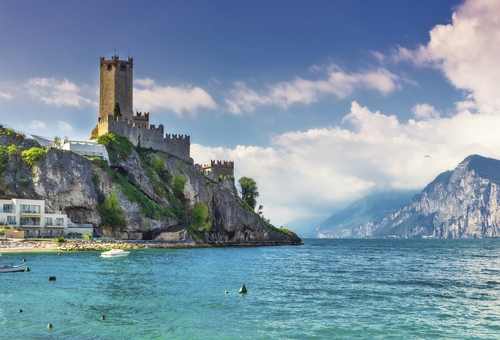 Alter Turm und Festung in der Altstadt von Malcesine am Gardasee