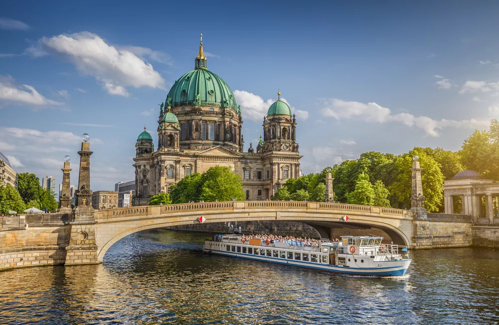 Berliner Dom mit Schiff auf der Spree