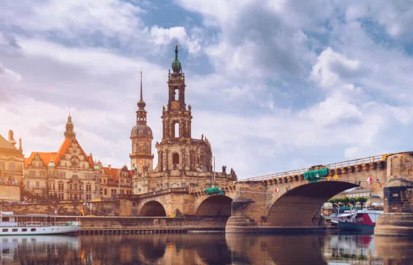 Blick auf die Augustusbrücke über die Elbe in Dresden